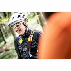 USWE Outlander 3 Hydration Pack -Bikes Sales Shop USWE Outlander 3 Hydration Pack Hydration Packs CrazyYellow SS21 V 2031002 1 5