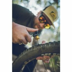 Lezyne Tubeless CO2 Blaster 14 Lezyne Tubeless CO2 Blaster -Bikes Sales Shop prod191871 Black Gold NE 04